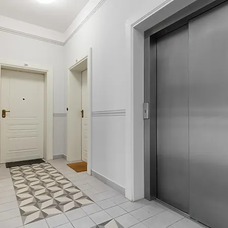 Targowa By Renters Apartment